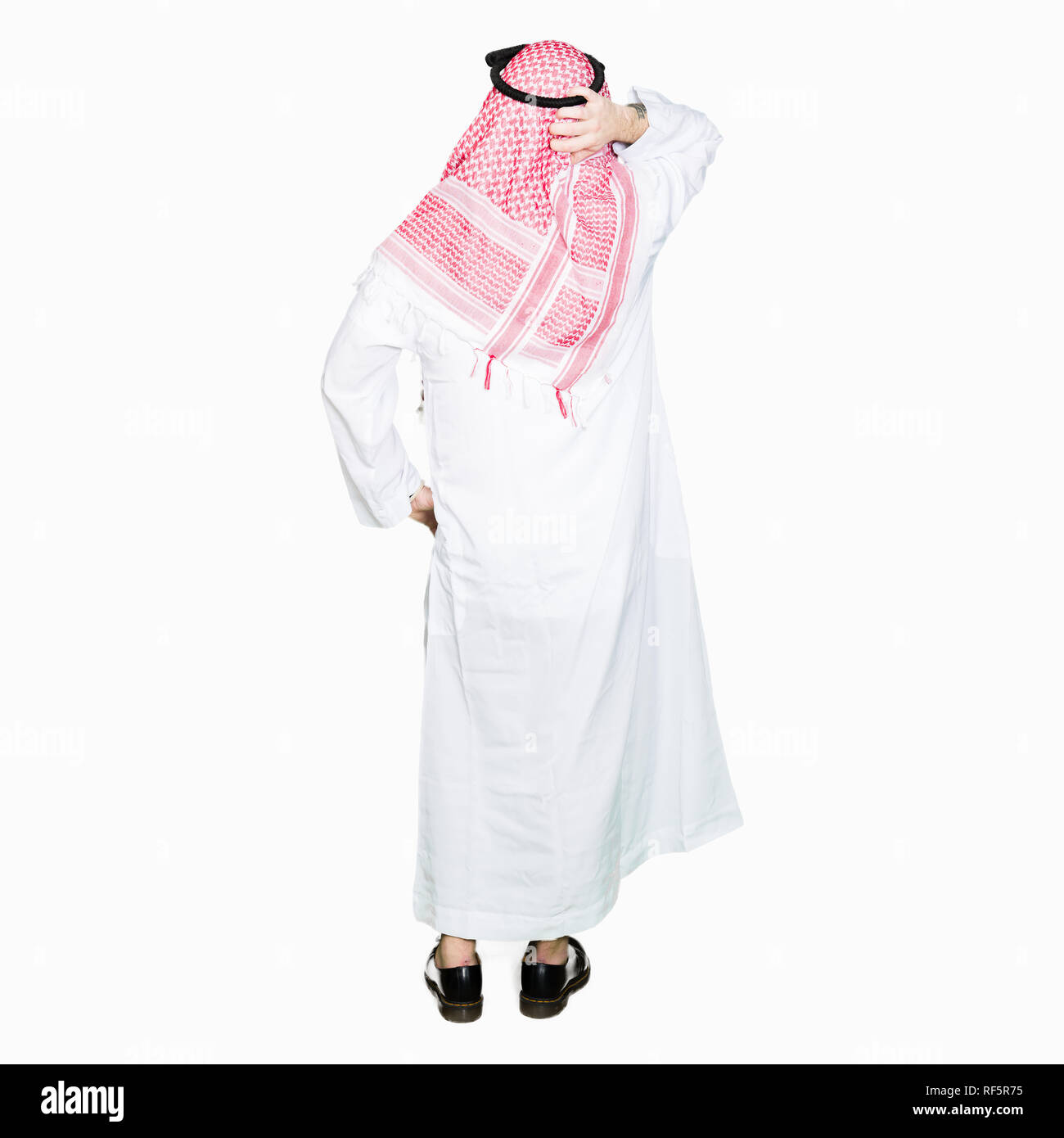 Arabian business man con capelli lunghi indossando il tradizionale keffiyeh sciarpa indietro pensando di dubbio con la mano sulla testa Foto Stock