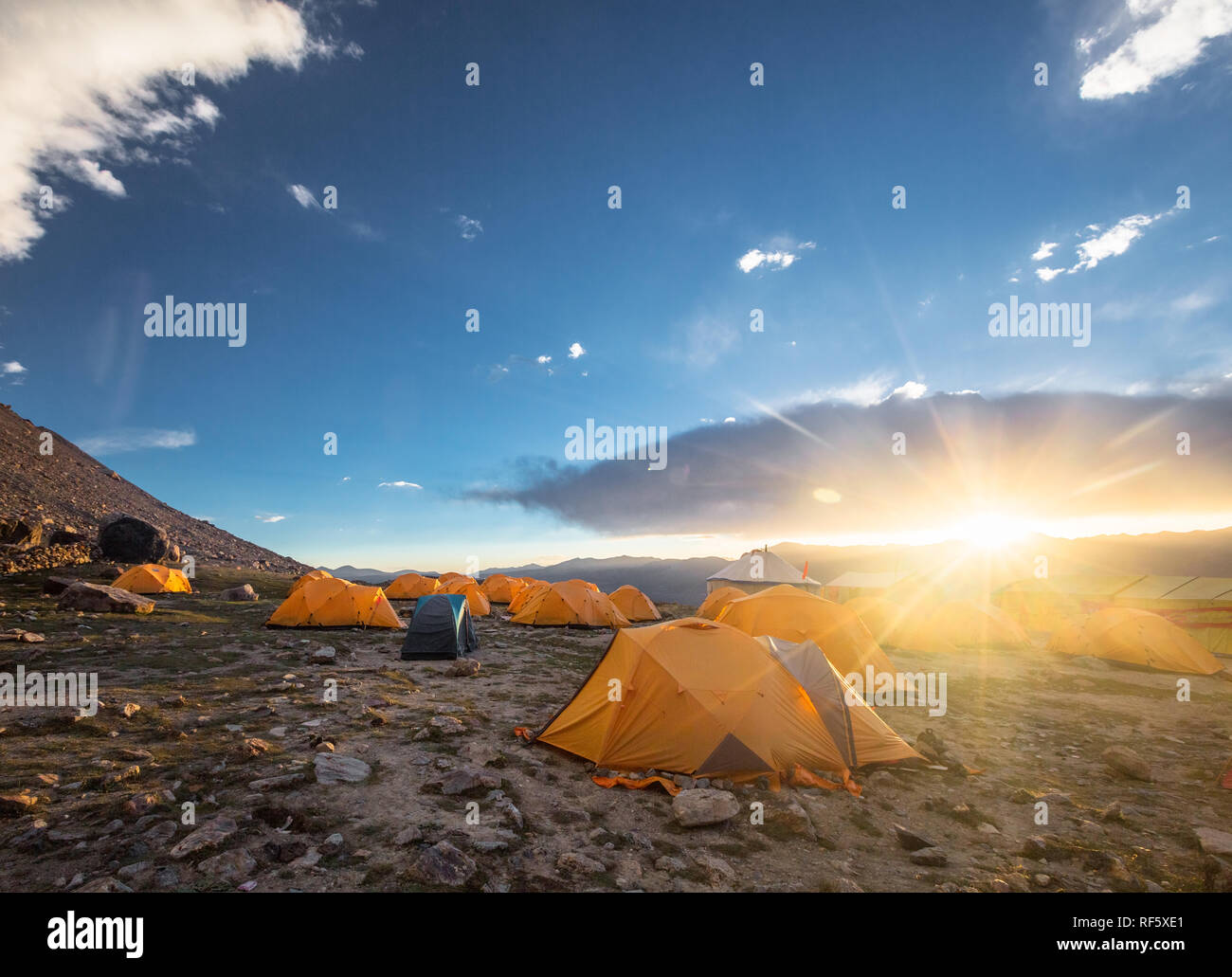 Tende da campo di sunrise, picchi del Muztagh Ata,Cina. Foto Stock