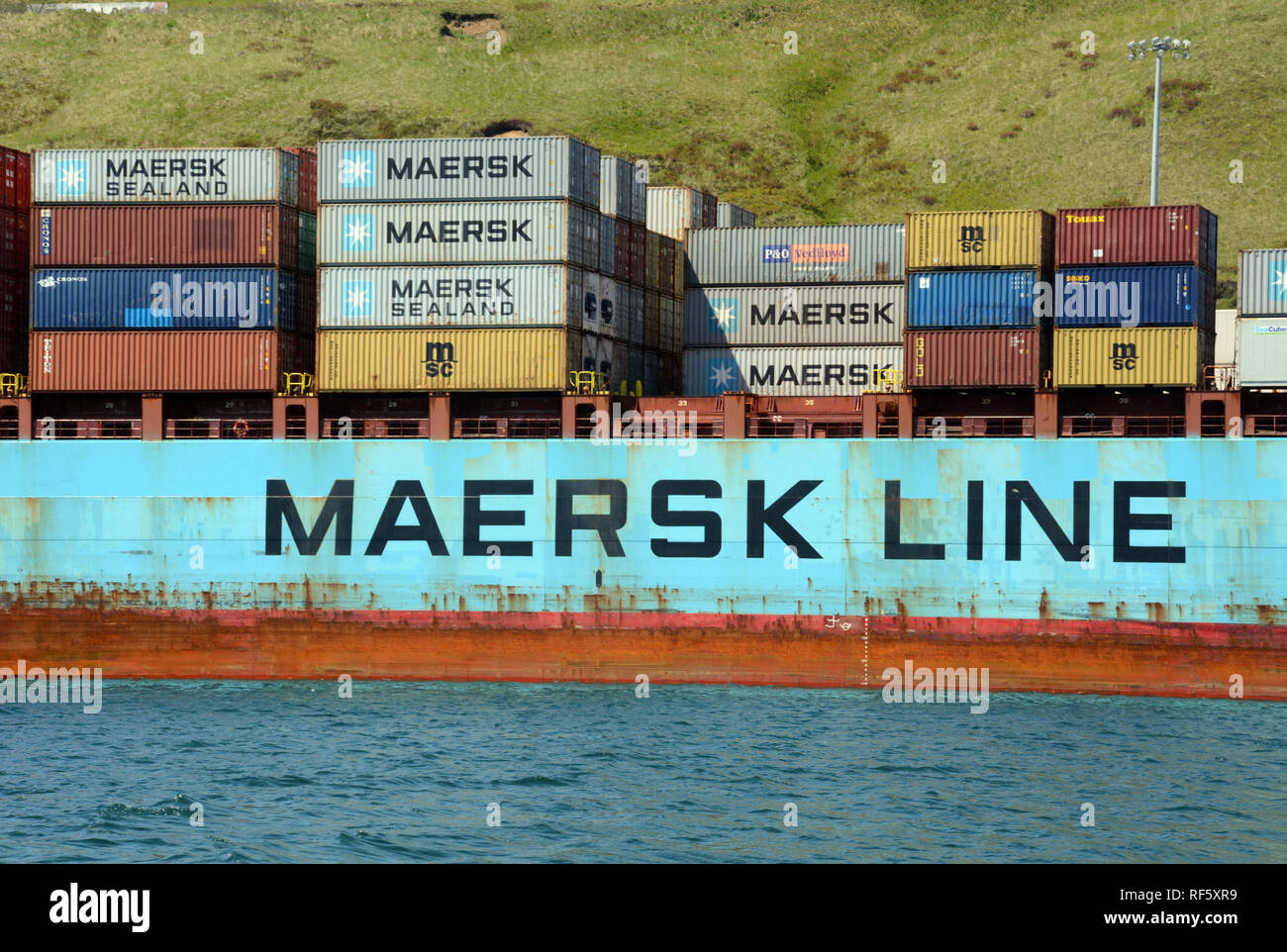 Maersk Line contenitori di spedizione su un nolo della nave nel porto di Porto Olandese, Unalaska isola, isole Aleutian, Alaska, Stati Uniti. Foto Stock