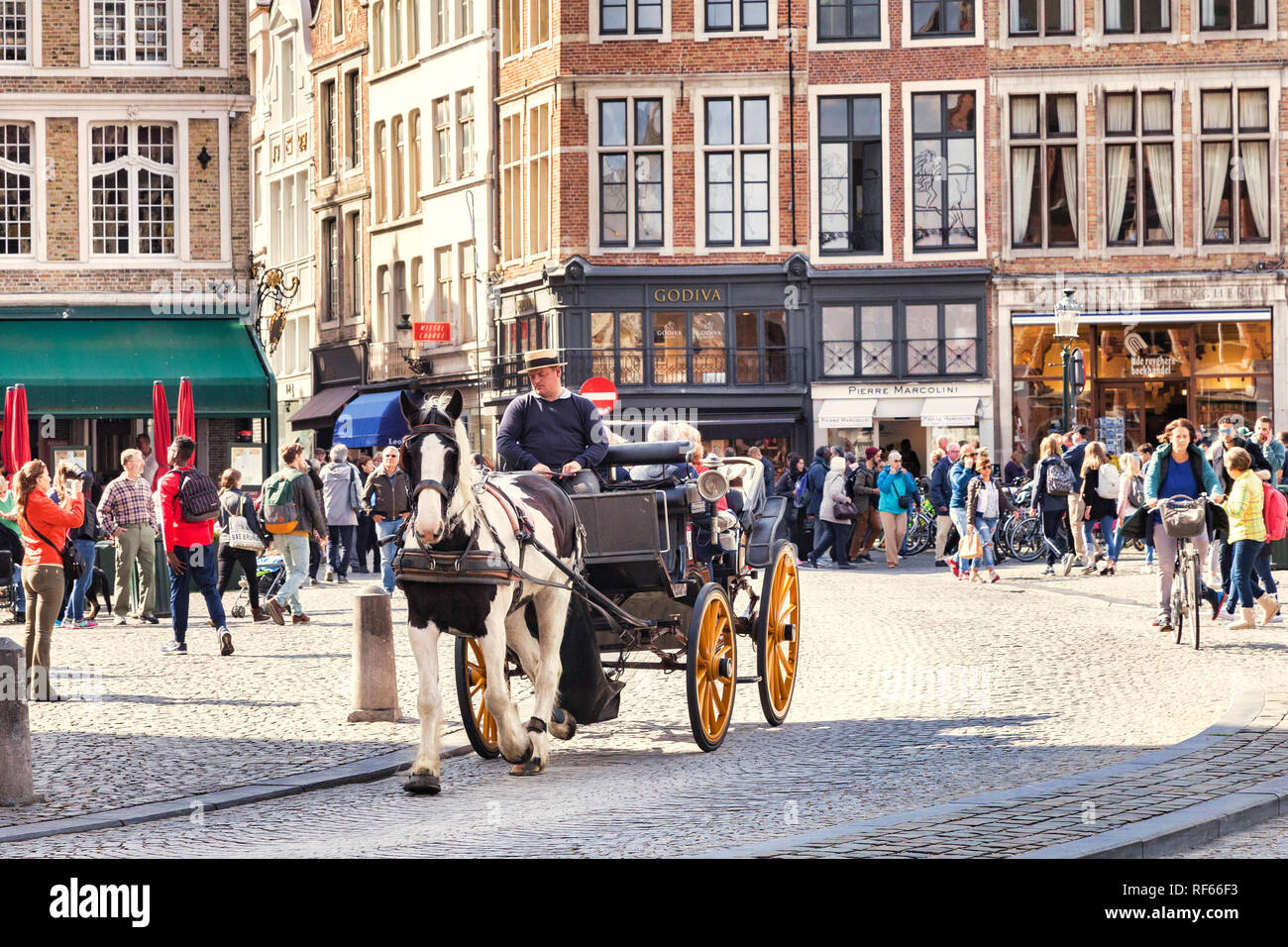 25 Settembre 2018: Bruges, Belgio - cavallo e carrozza nel bellissimo e storico centro di Bruges, con i turisti per scattare delle foto su un soleggiato autunno d Foto Stock