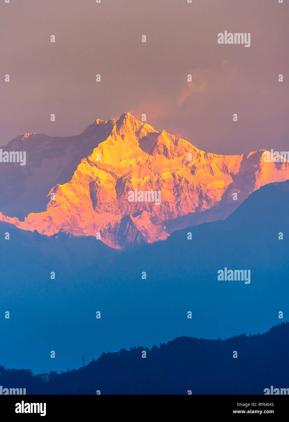 Monte Kangchendzonga della gamma Himalayana, la terza montagna più alta del mondo. Foto Stock