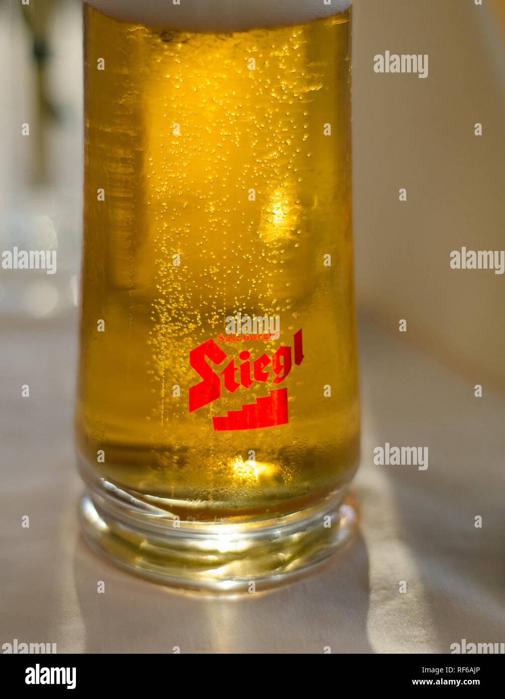 Una birra rinfrescante è sempre piacevole dopo una giornata di escursioni in bicicletta sul Danubio pista ciclabile. Foto Stock