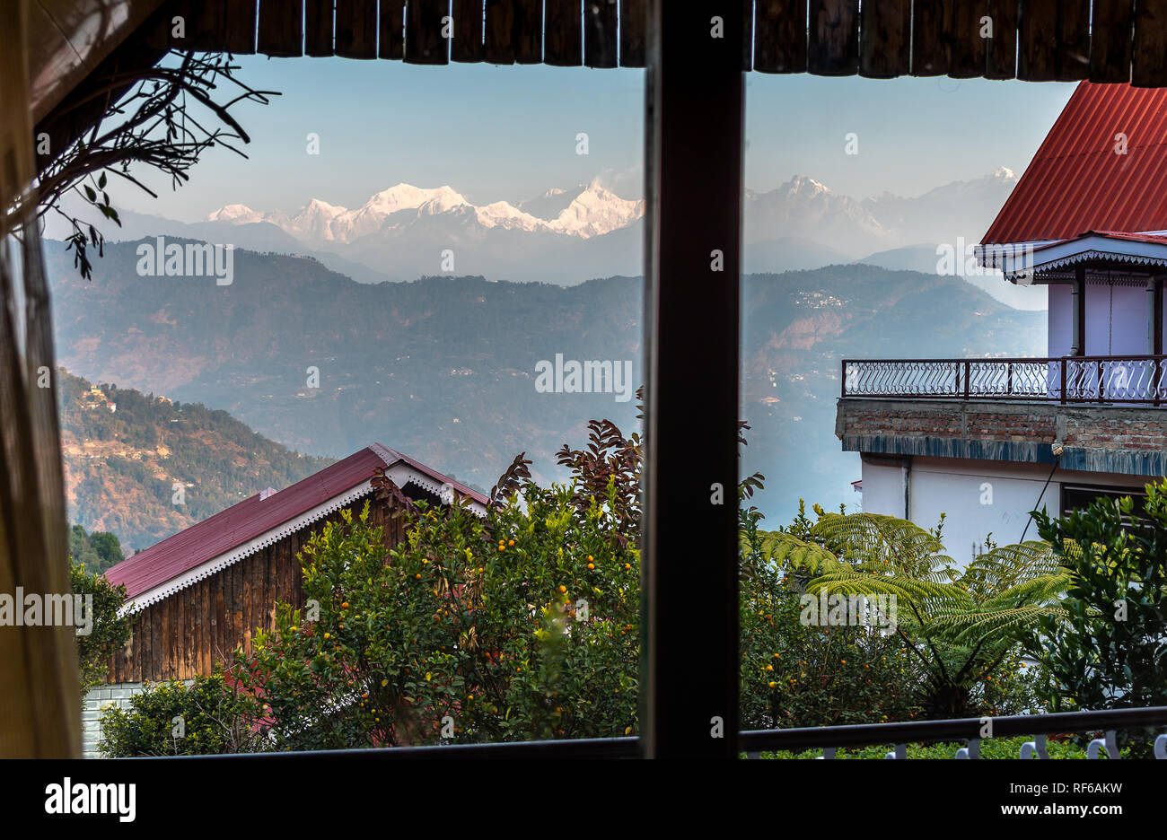 Vista dalla finestra resort di montagna di Kangchendzonga gamma Himalayana, la terza montagna più alta del mondo al momento del sorgere del sole. Foto Stock