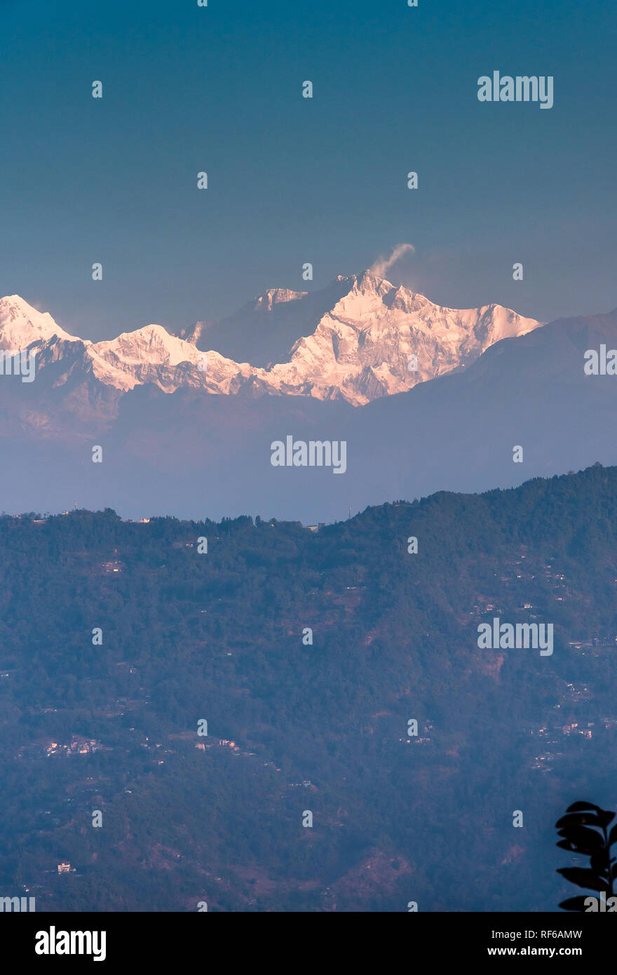 Monte Kangchendzonga range coperto di neve dalla Kaluk, West Sikkim,l'India. Foto Stock