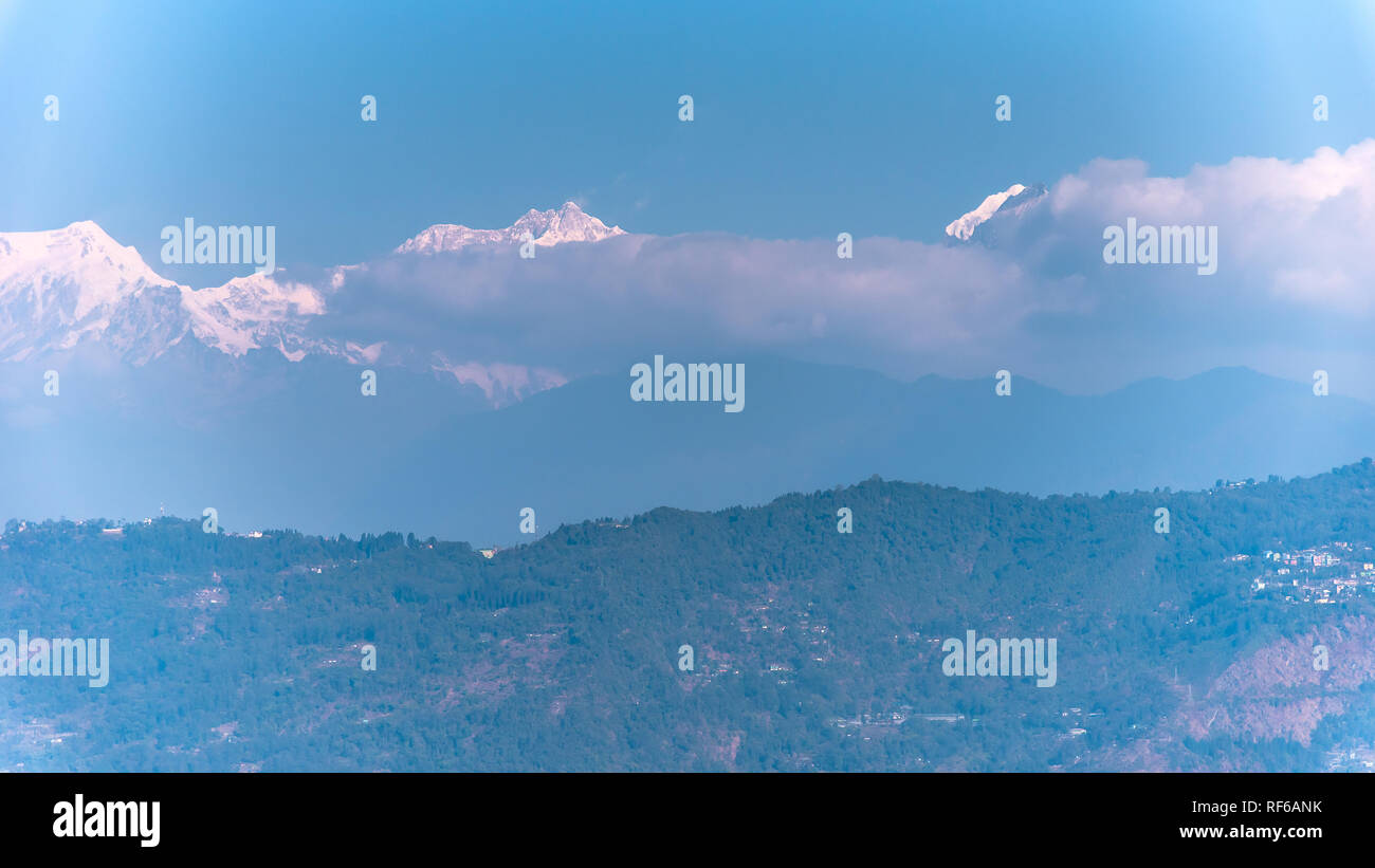 Monte Kangchendzonga range coperto di neve dalla Kaluk, West Sikkim,l'India. Foto Stock