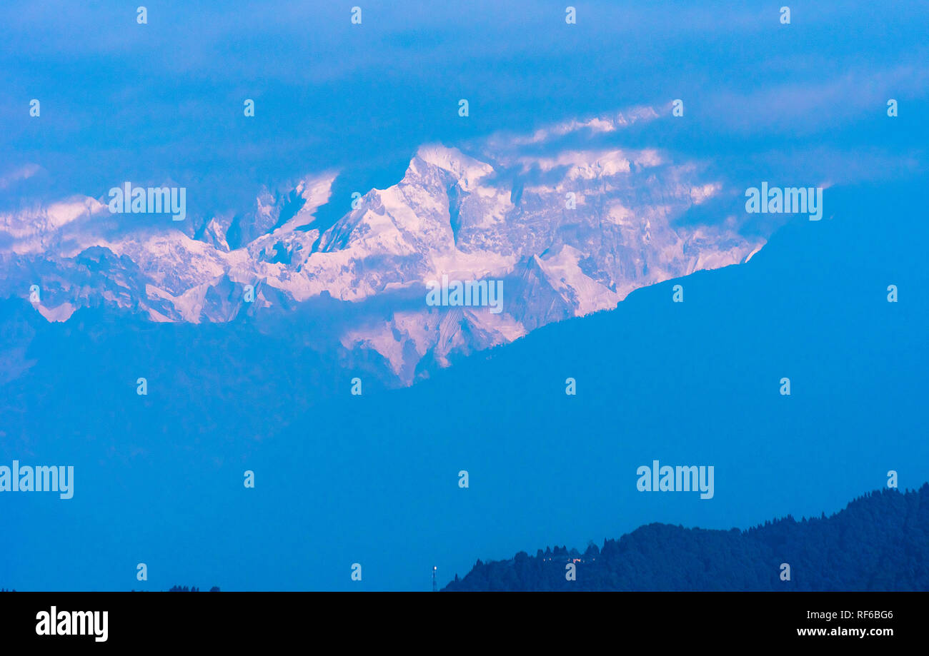 Monte Kangchendzonga range coperto di neve dalla Kaluk, West Sikkim,l'India. Foto Stock