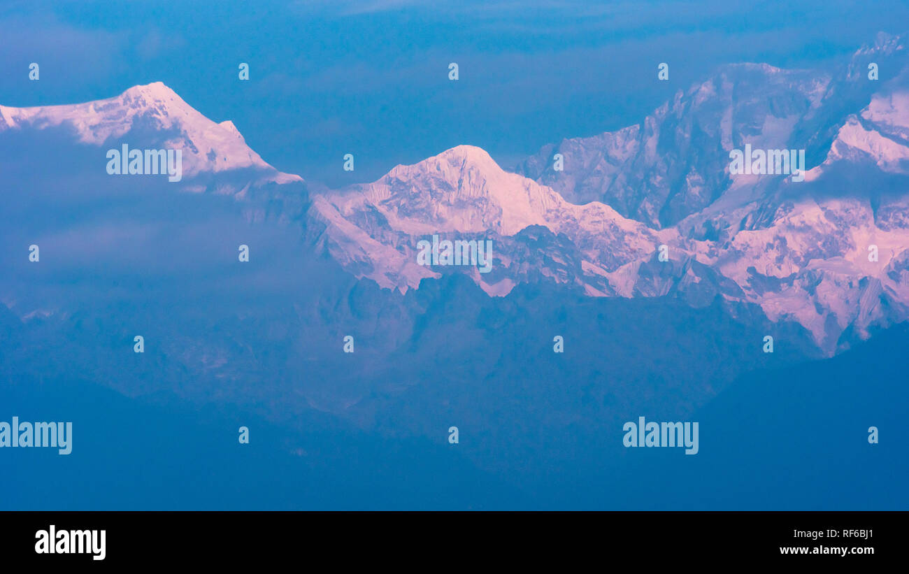 Monte Kangchendzonga range coperto di neve dalla Kaluk, West Sikkim,l'India. Foto Stock