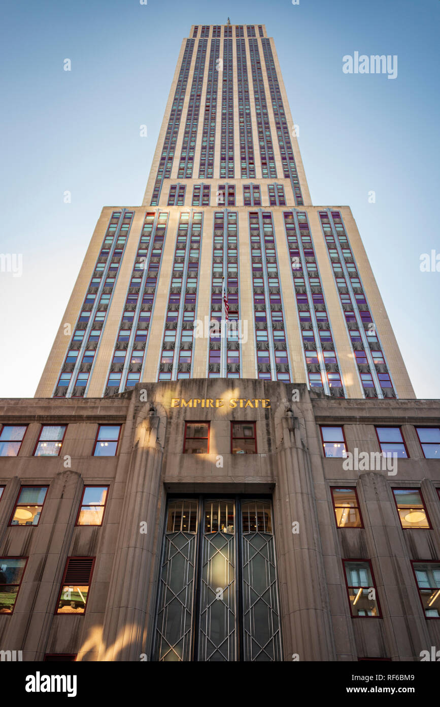 Art Deco Ingresso Empire State Building Nella Luce Solare Riflessa Manhattan New York City Stati Uniti D America Foto Stock Alamy