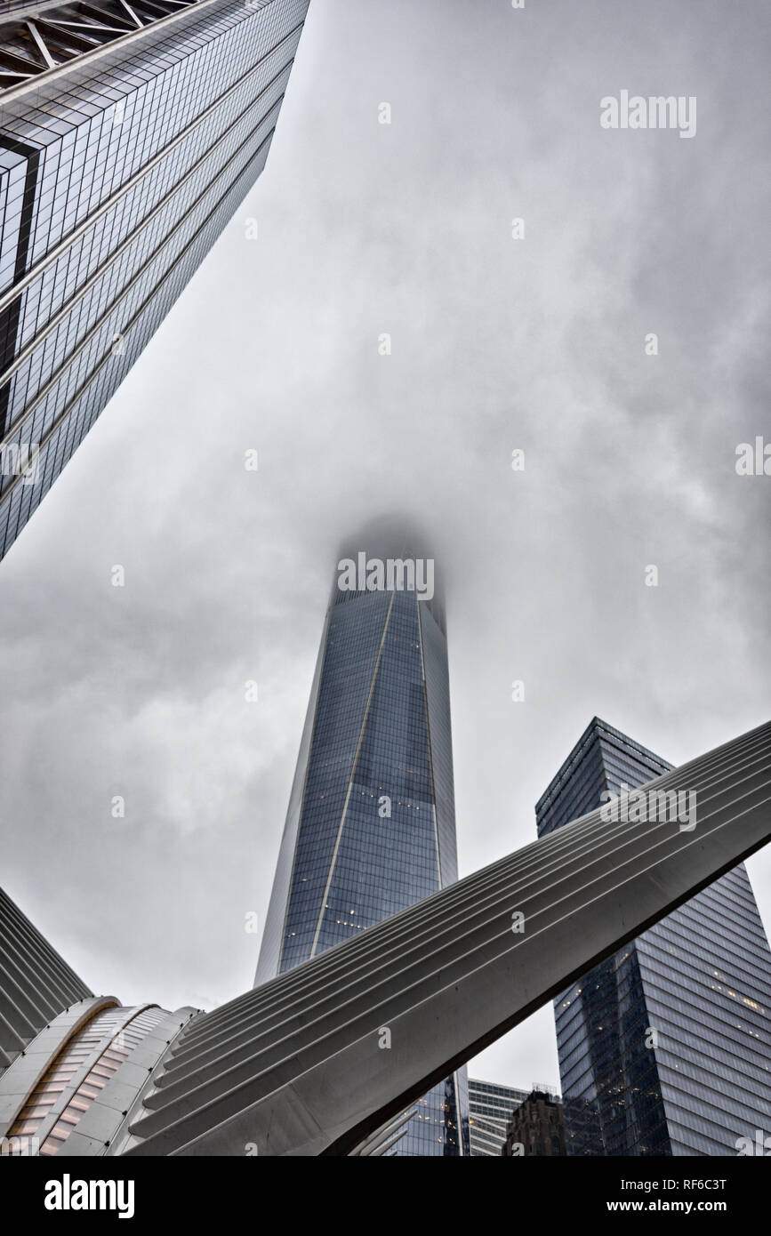 Un nuvoloso vista di One World Trade Center nel corso del World Trade Center Station, Manhattan New York City, Stati Uniti d'America Foto Stock