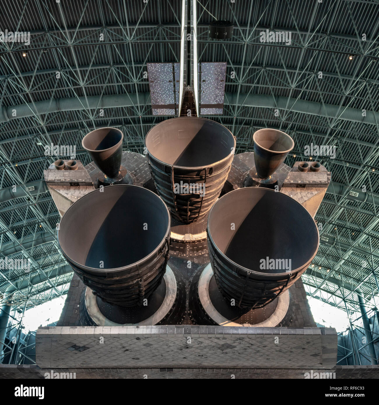Il razzo il raggruppamento sulla coda della navetta spaziale Discovery,James S. McDonnell spazio hangar di Steven F. Udvar-Hazy Center di Chantilly, VA. Foto Stock