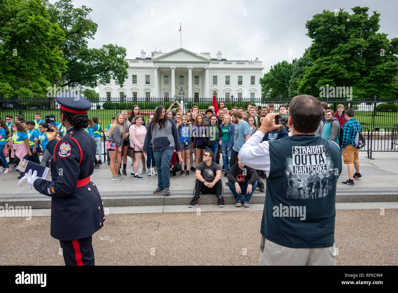 Una scuola gruppo avente la foto presa come un altro di foglie, di fronte alla Casa Bianca a Washington DC USA Foto Stock