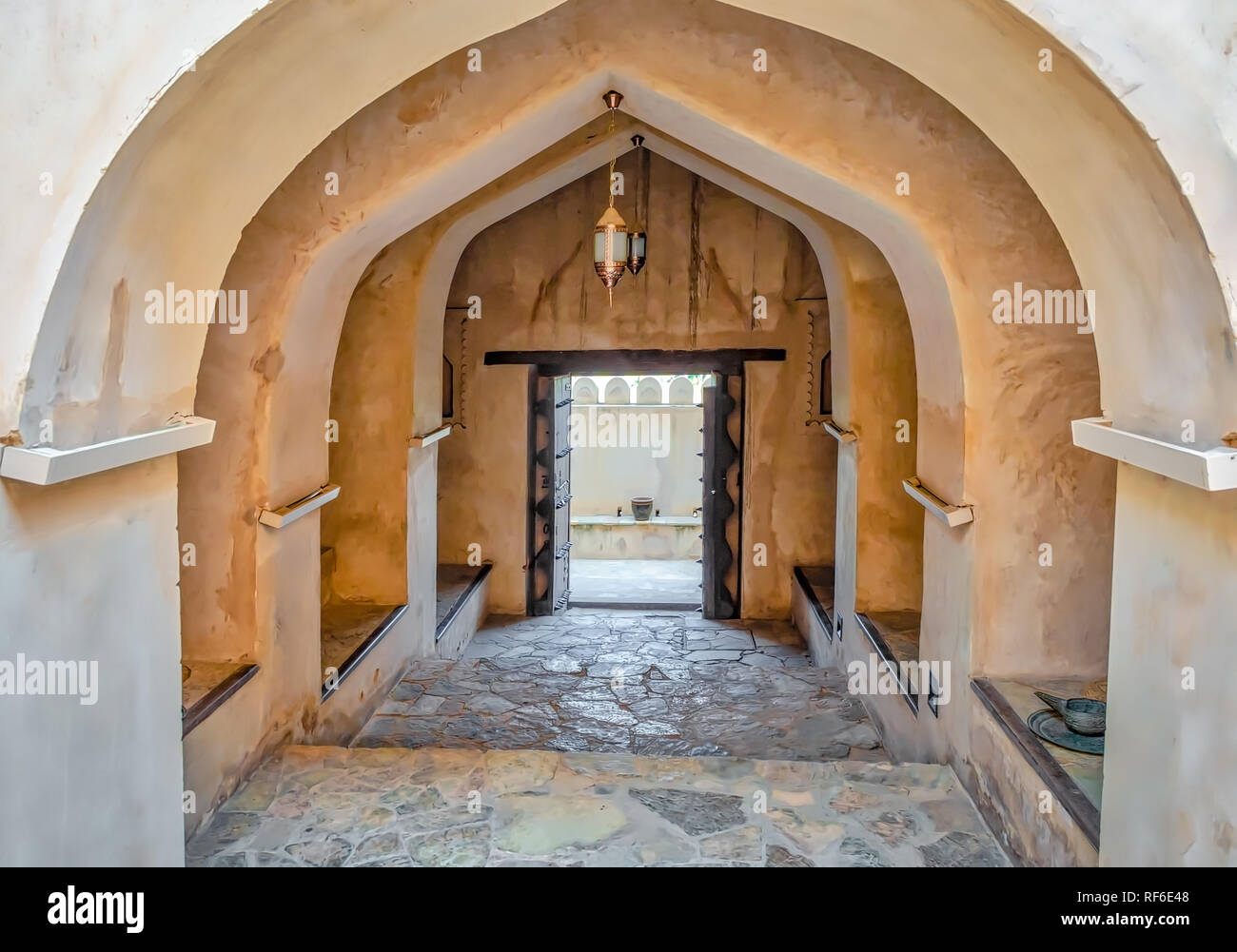 Passi sul sentiero in pietra al patio di Nakhal Fort, Muscat Oman. Foto Stock