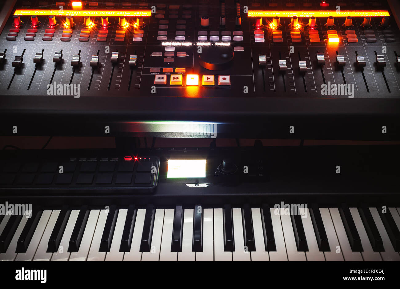 Moderno console di miscelazione e di tasti di pianoforte, piccoli home studio di registrazione. Foto Stock