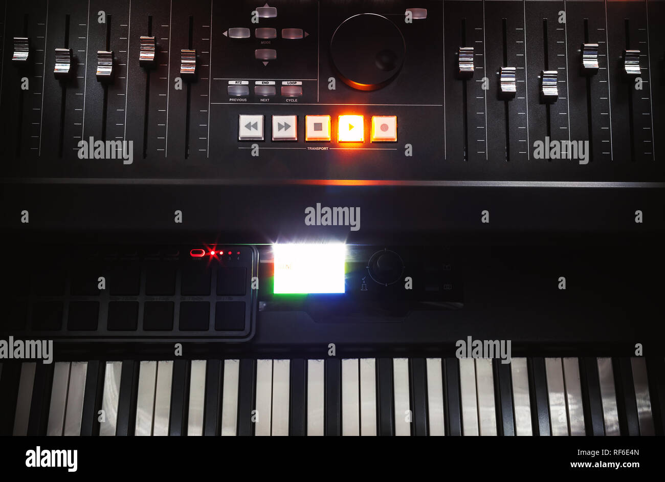 Moderno console di miscelazione e di tasti di pianoforte, piccoli home studio di registrazione. Foto Stock