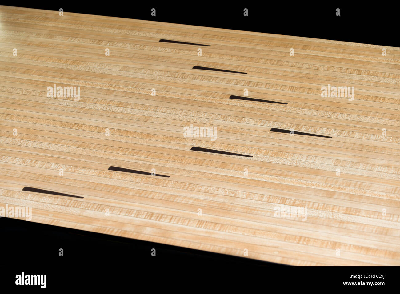Pavimento parquet frecce nere di bowling sport Foto Stock