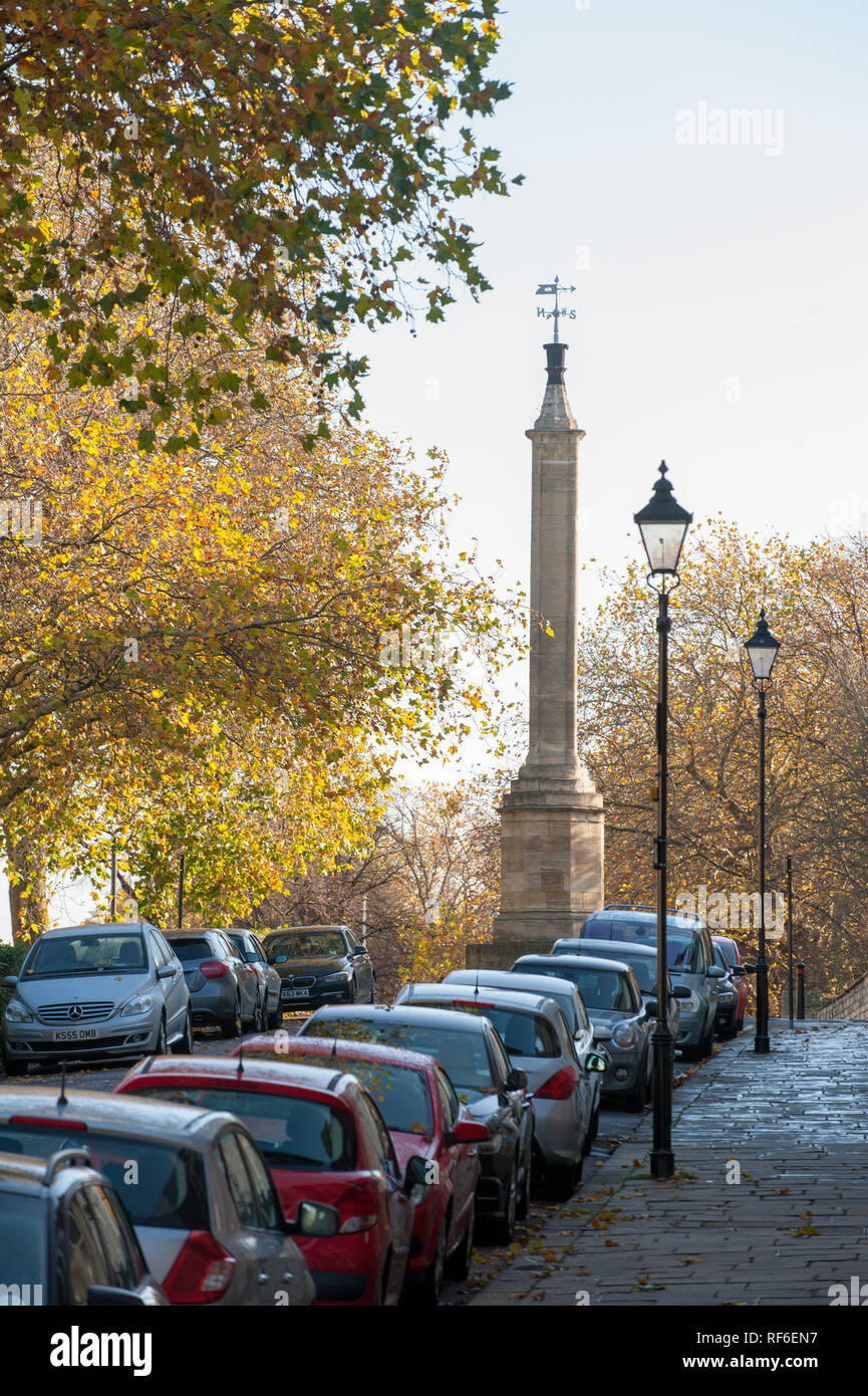 Immagine della South Parade a Doncaster, Regno Unito, che mostra una fila di auto parcheggiate, un alto monumento in pietra (la colonna Doncaster Mansion House) Foto Stock
