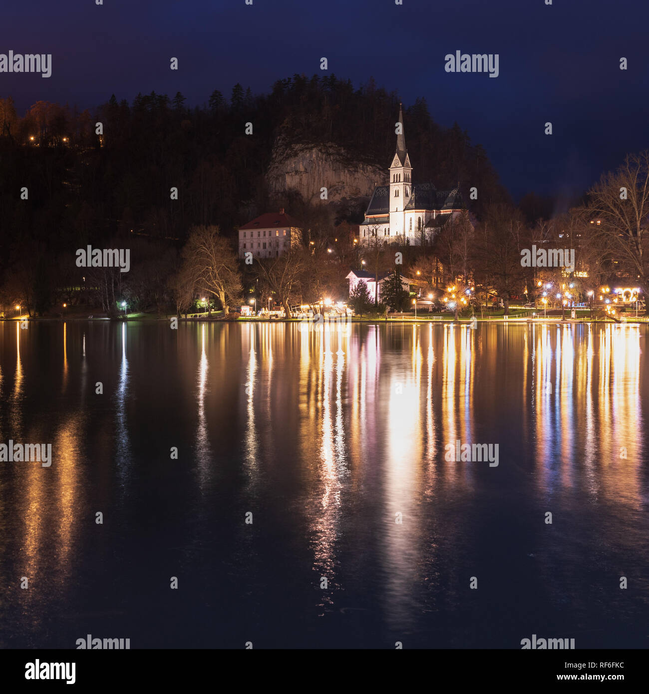 Il lago di Bled. Atmosfera del Natale. Luci e riflessioni a notte Foto  stock - Alamy