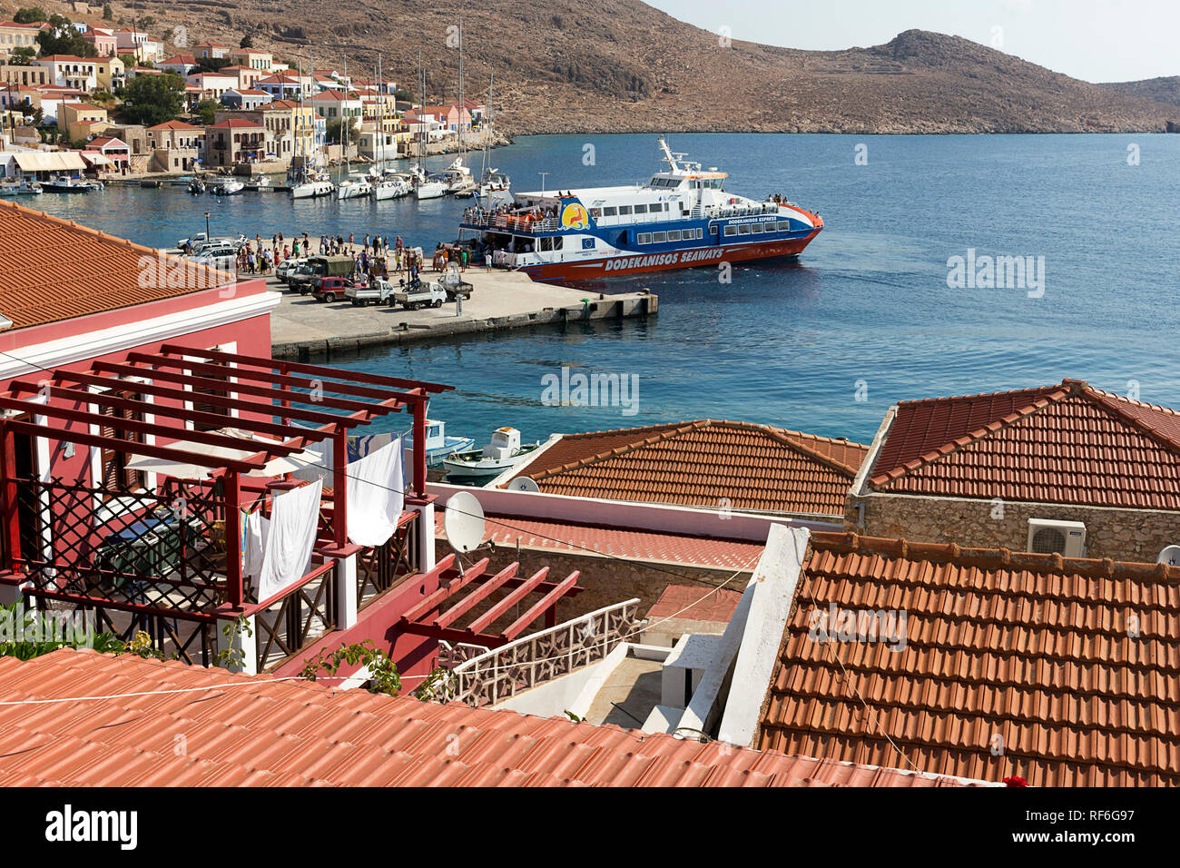 Halki Island, Grecia - 27 agosto 2018. I turisti attendere la nave traghetto Dodekanisos Seaways sul modo in Halki porto. Halki è il più piccolo abitato i Foto Stock