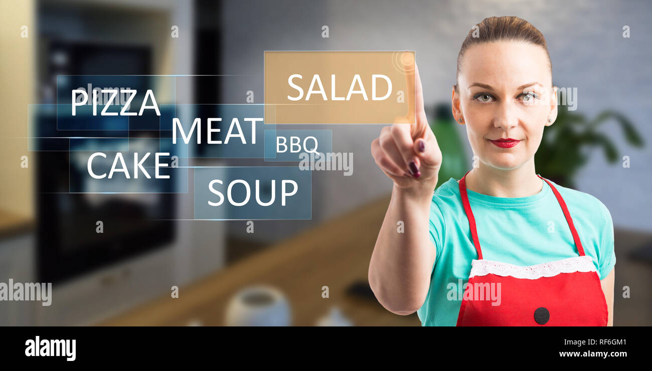 Donna scelta insalata come cibo sul display invisibile utilizzando il dito indice per toccare come cucinando e mangiando concept Foto Stock
