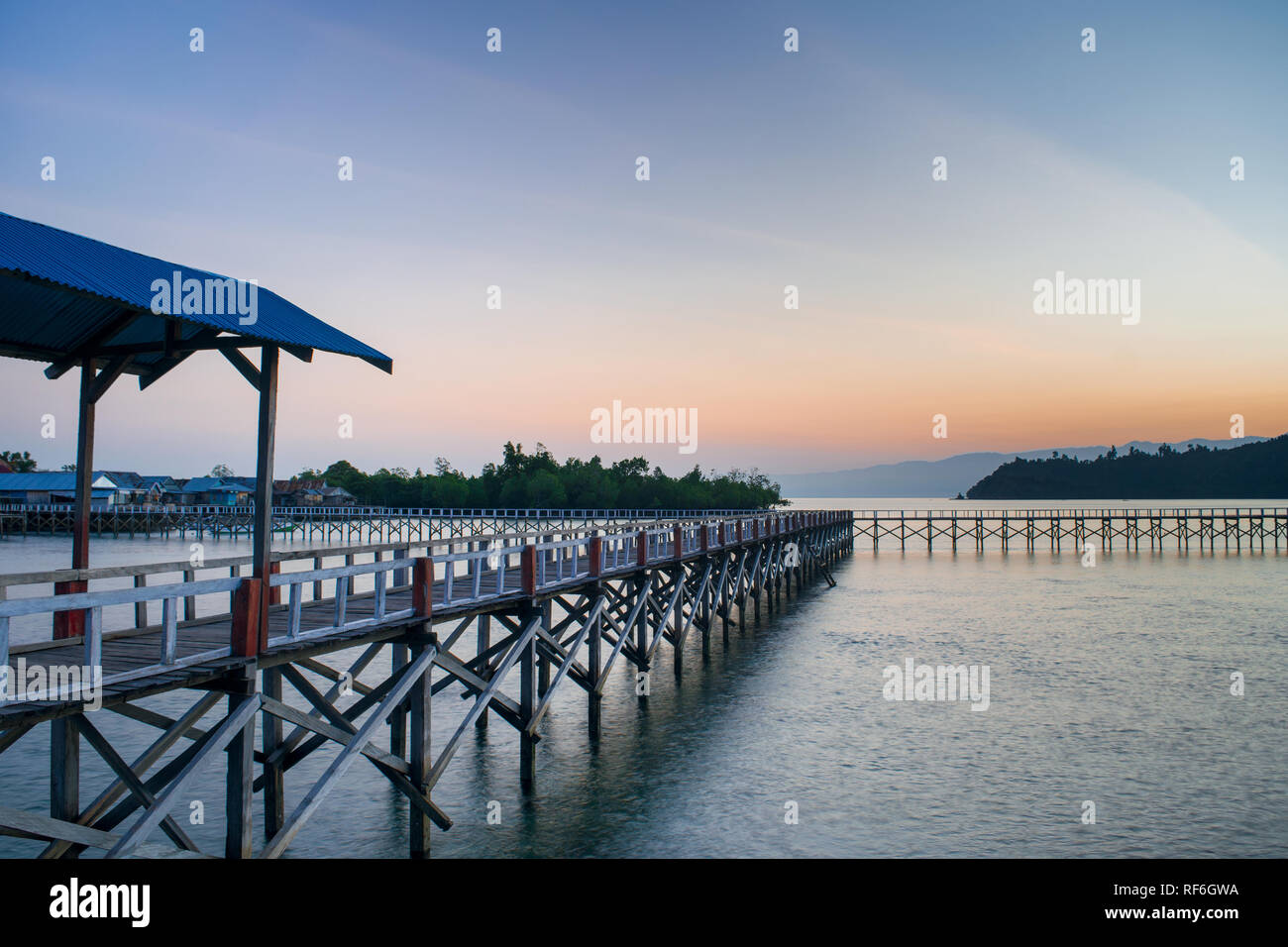 Pandan Island Vista la mattina con il nuovo porto di legno a Tolitoli, Sulawesi centrali, Indonesia Foto Stock