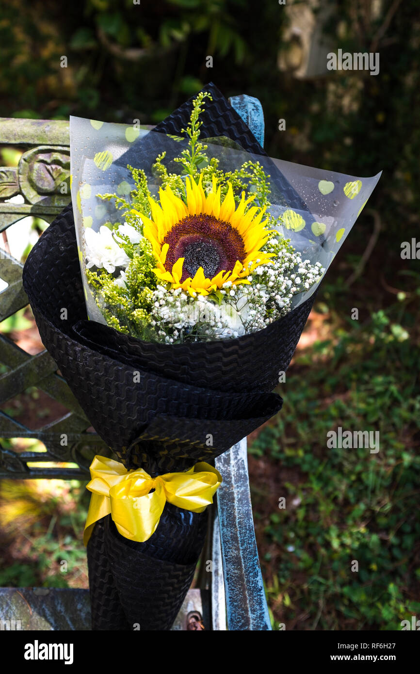 Un mazzo di fiori di girasole e altri fiori di campo Foto Stock