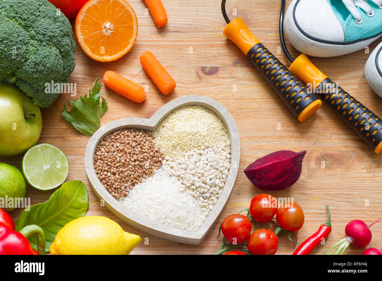 Uno stile di vita sano concetto con cibo vegetariano cuore dieta fitness e medicina Foto Stock