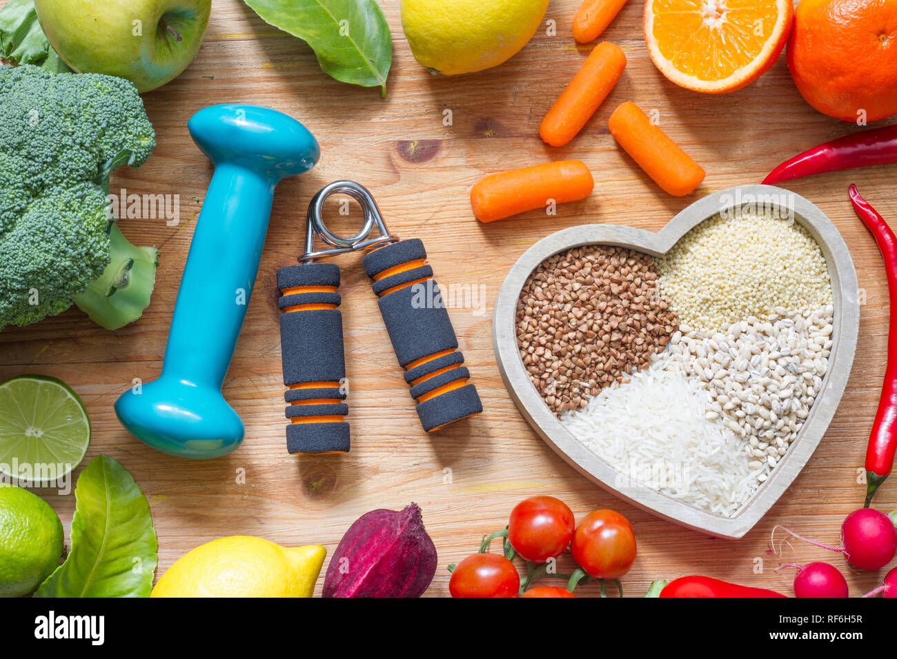Uno stile di vita sano concetto con cibo vegetariano cuore dieta fitness e medicina Foto Stock