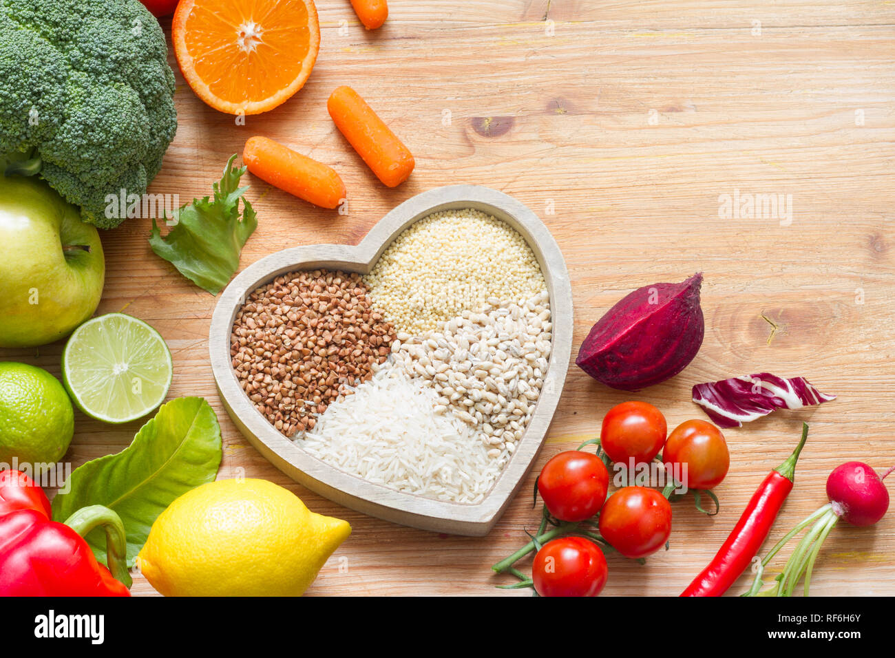 Uno stile di vita sano concetto con cibo vegetariano nel cuore la dieta sfondo Foto Stock