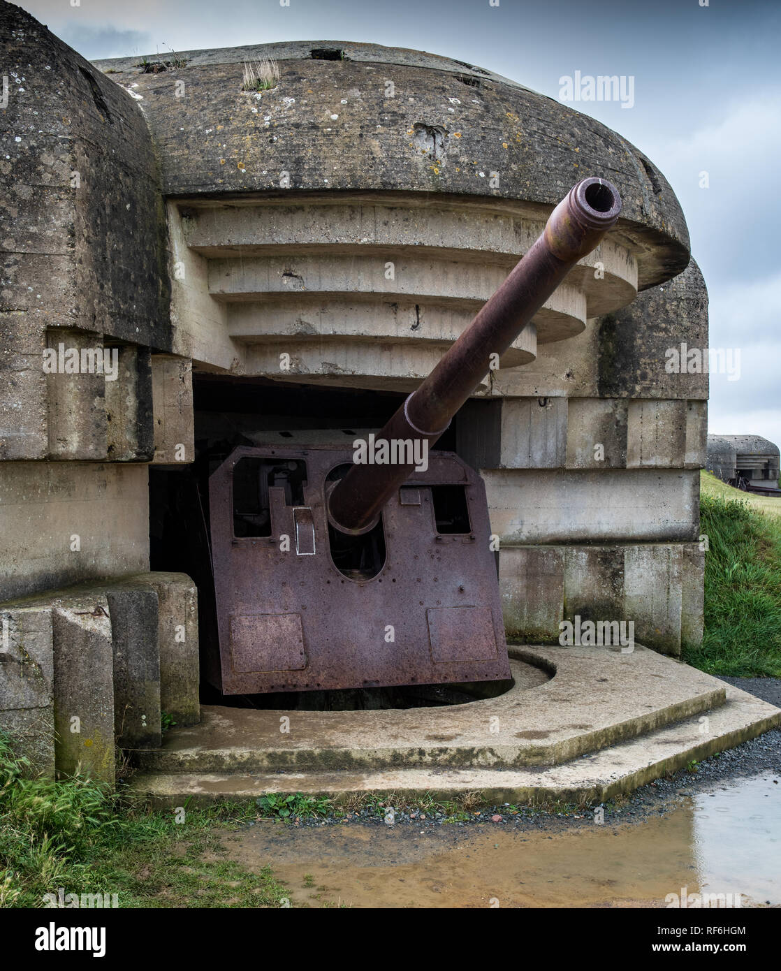 La pistola tedesca batteria di Longues-sur-Mer è comandata in una posizione strategica che si affaccia spiagge del D-Day. Ci sono quattro cemento armato SIF Foto Stock