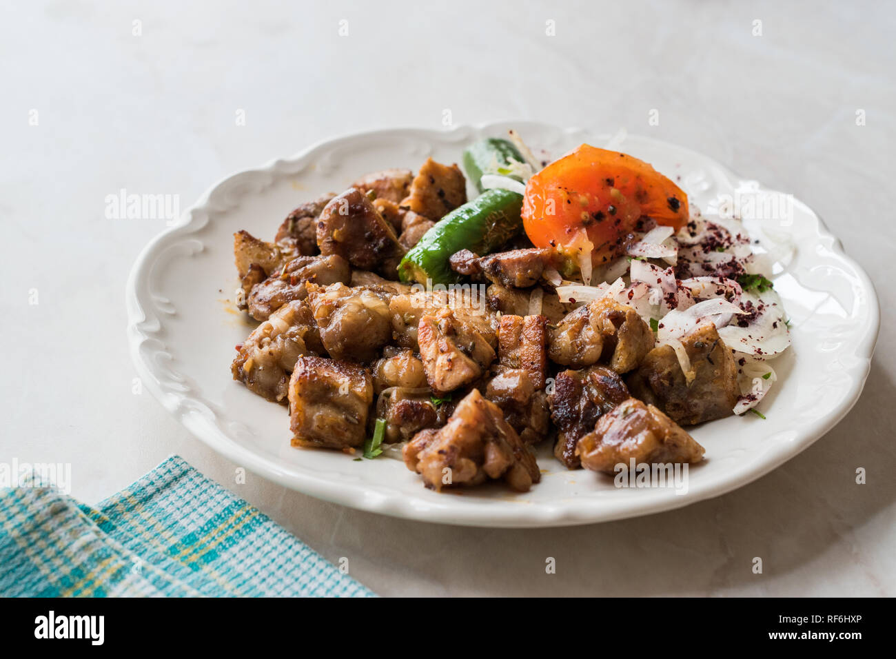 Bagno turco tradizionale cibo frattaglie Uykuluk realizzato con animali premistoppa, pancreas o gabbia toracica. Alimenti biologici. Foto Stock