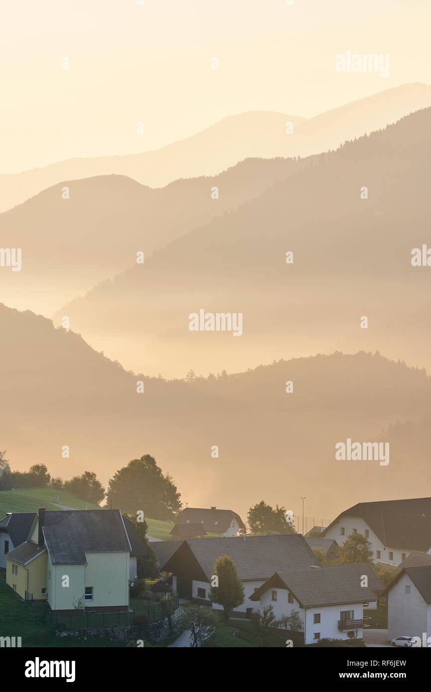 Vista su Sorica per le colline boscose di Gorenjska, Slovenia all'alba. Foto Stock