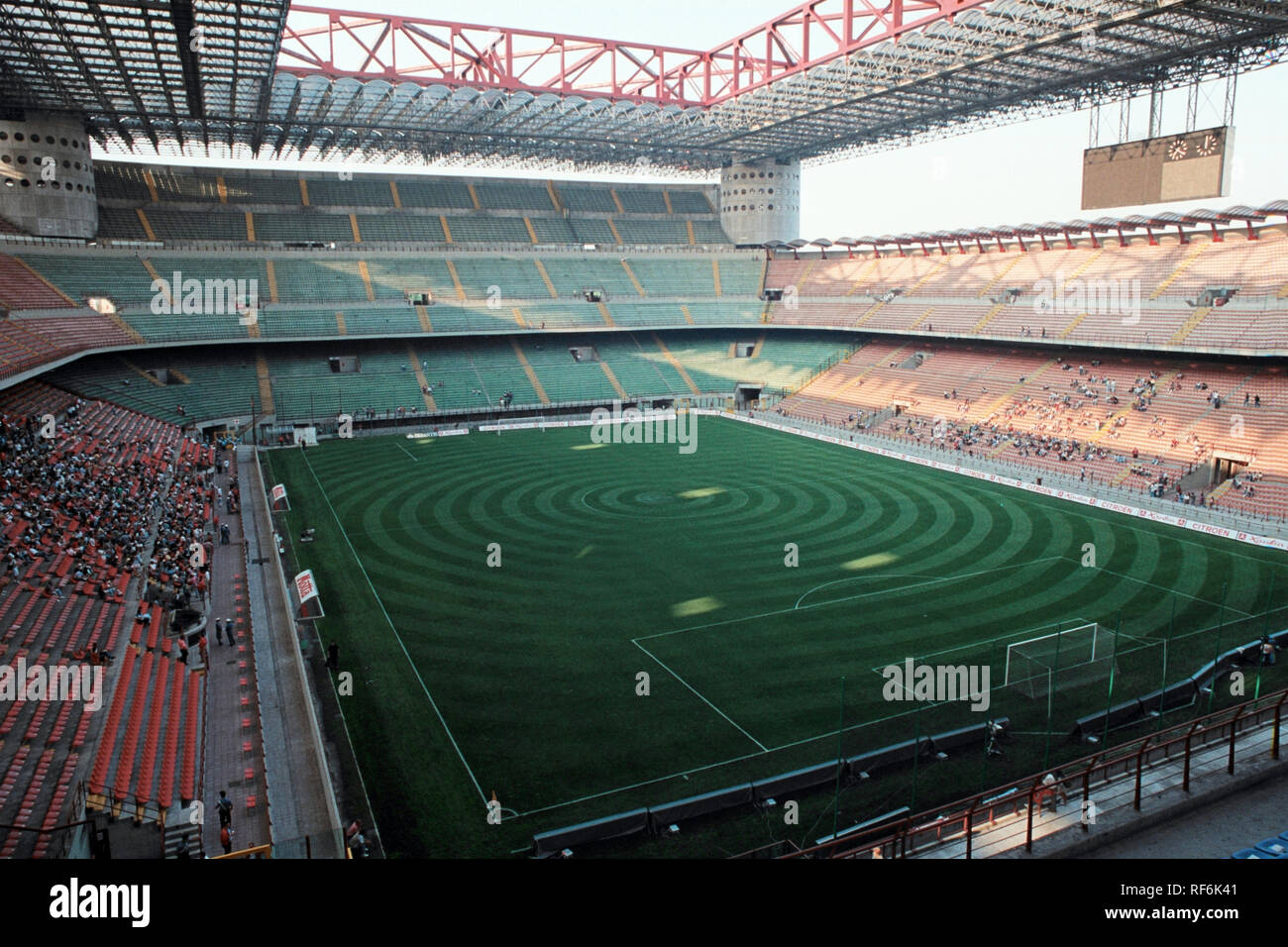 Vista generale dello stadio di San Siro, Milano, Italia, casa di AC Milan e Inter Milan, raffigurato su 24 Luglio 1993 Foto Stock