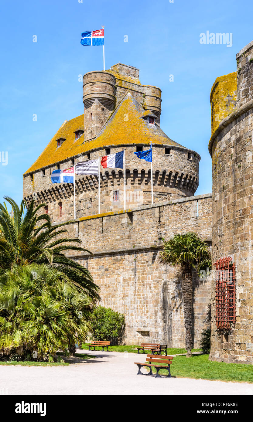Il Dungeon del castello della duchessa Anna di Bretagna nella città vecchia di Saint Malo, Francia, con bandiere al vento al di sopra della parete della città. Foto Stock