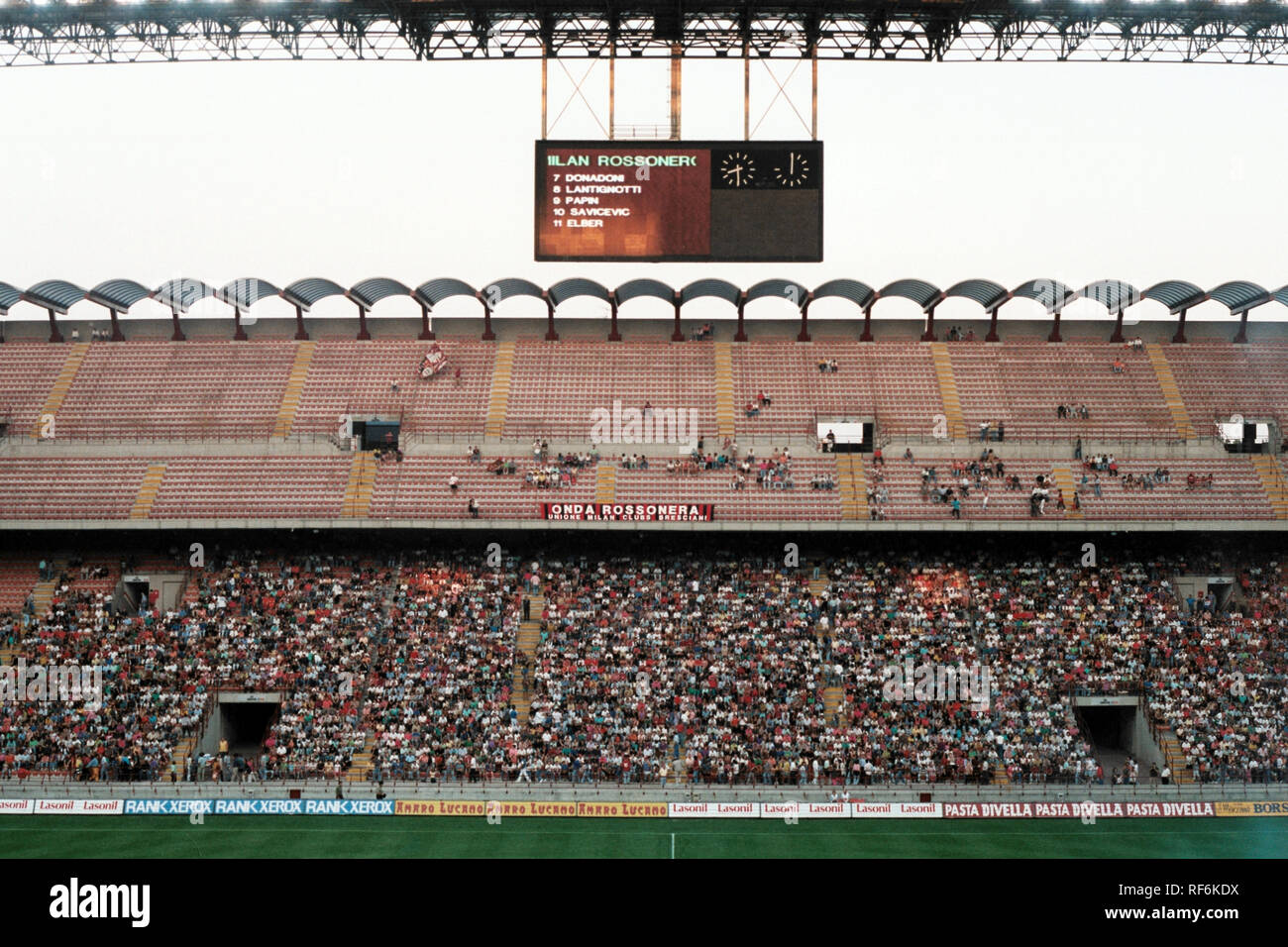 Vista generale dello stadio di San Siro, Milano, Italia, casa di AC Milan e Inter Milan, raffigurato su 24 Luglio 1993 Foto Stock