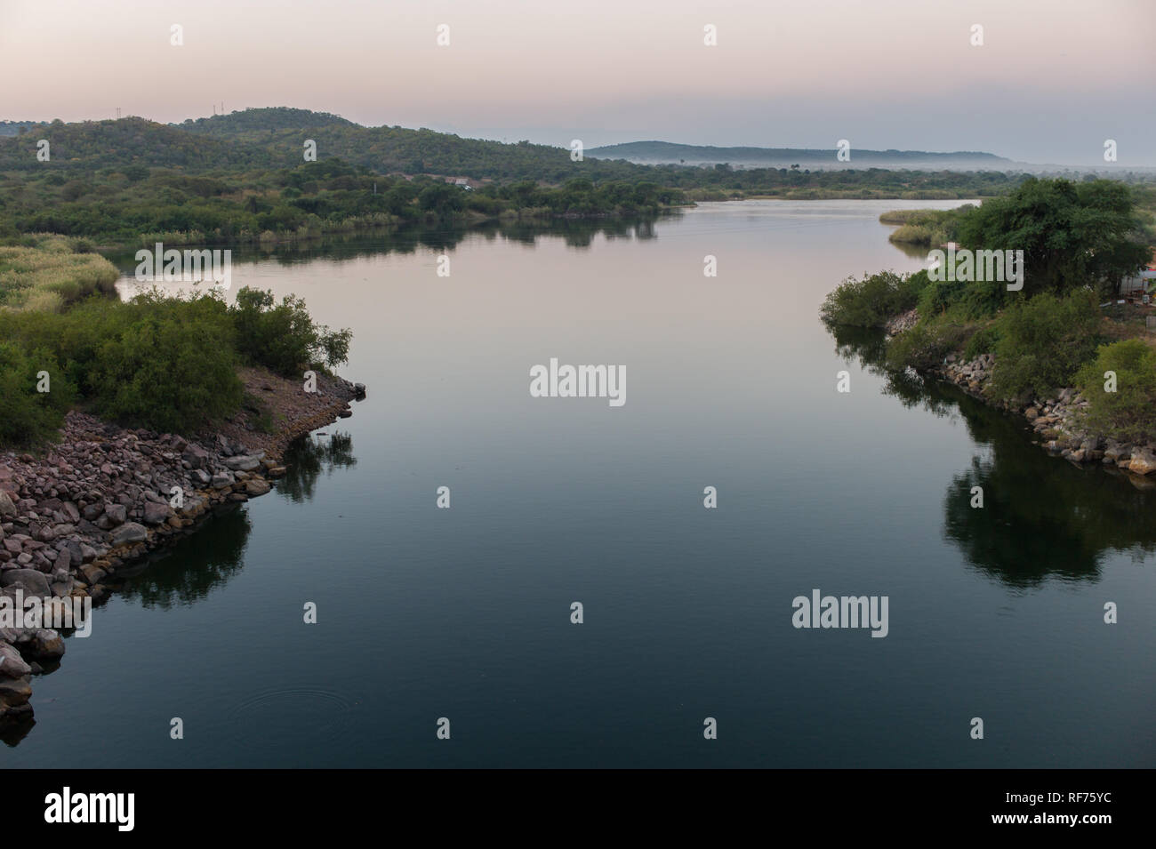 Itezhi-Tezhi diga sul fiume Kafue, sud della provincia, Zambia è stato costruito negli anni settanta e creato un 390 chilometro quadrato serbatoio Foto Stock