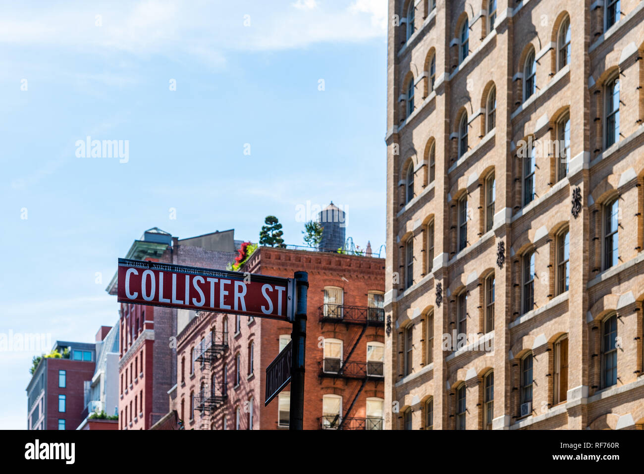 Basso angolo di vista Collister nome strada segno contro il lusso edifici di appartamenti a Tribeca quartiere a nord della città di New York Foto Stock