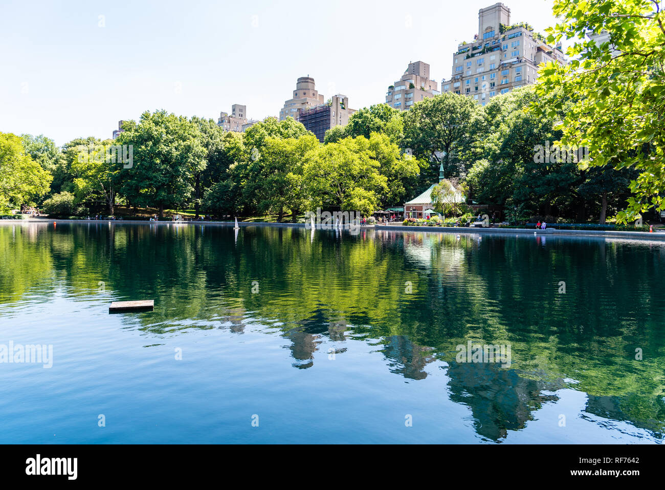 Barche a vela di modello sul conservatorio acqua nel Central Park di New York Foto Stock