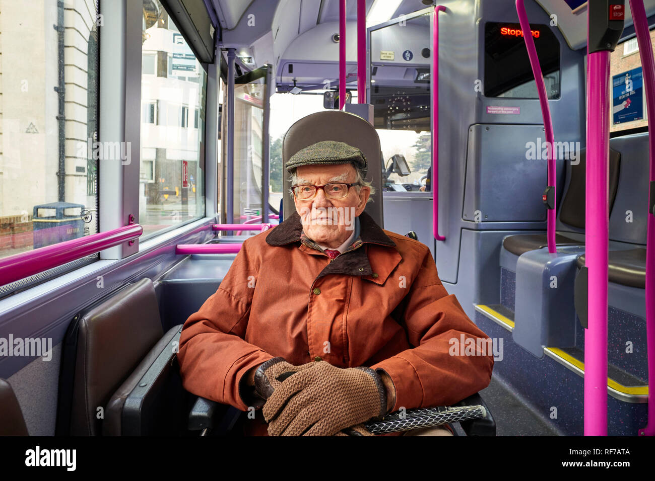 Titolare di pensione o di rendita in una sedia a rotelle viaggiano in ospedale appuntamento con il bus a Portsmouth Foto Stock