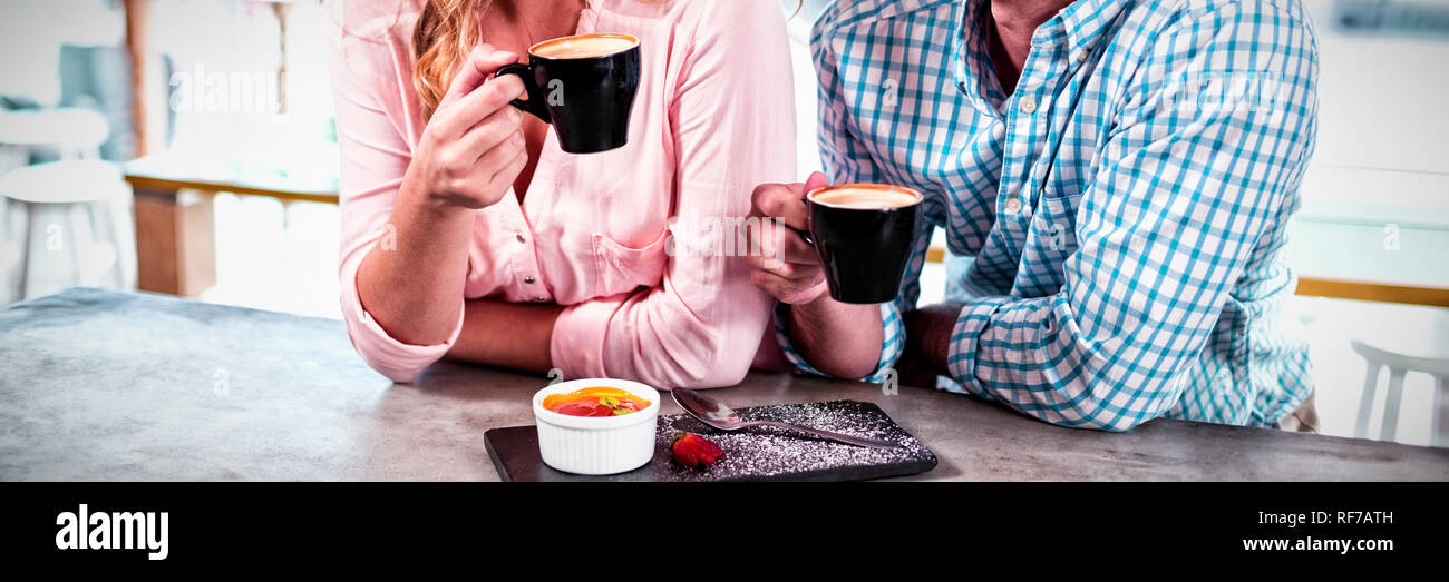 Felice coppia avente tazza di caffè Foto Stock