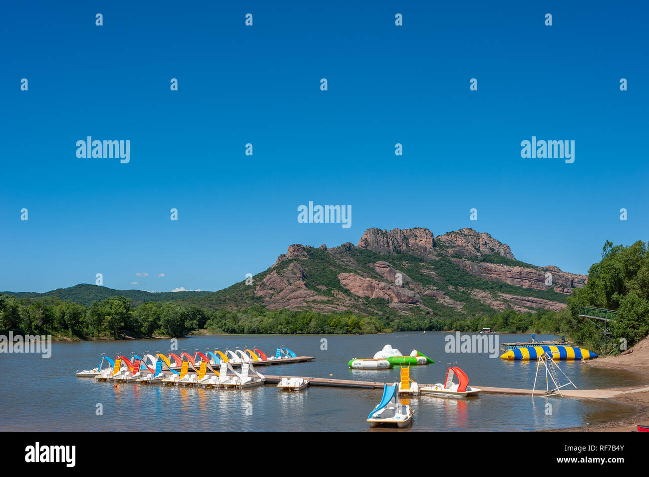 Paesaggio presso il lago Arena con la roccia di Roquebrune, Var, Provence-Alpes-Côte d'Azur, in Francia, in Europa Foto Stock
