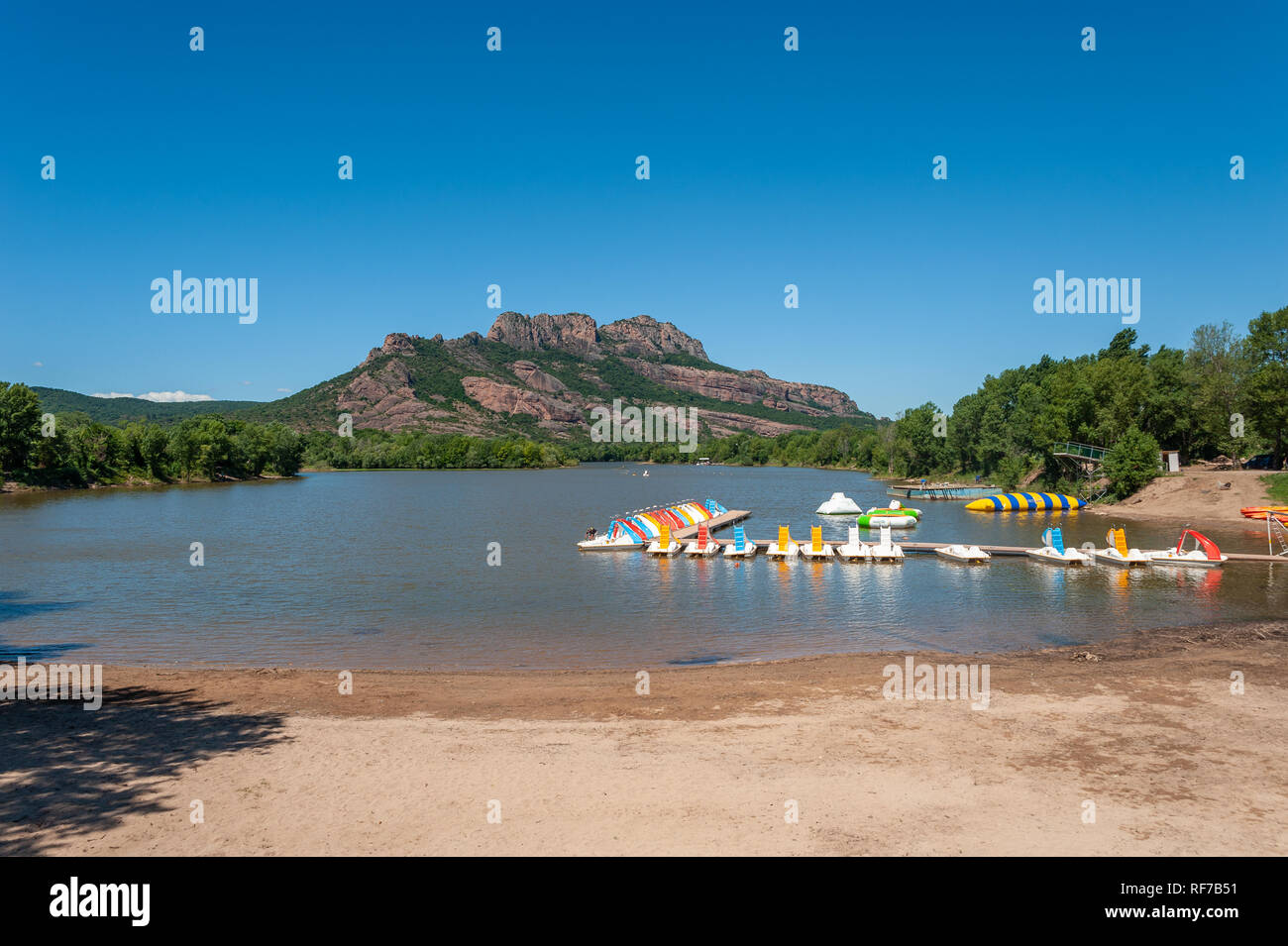 Paesaggio presso il lago Arena con la roccia di Roquebrune, Var, Provence-Alpes-Côte d'Azur, in Francia, in Europa Foto Stock