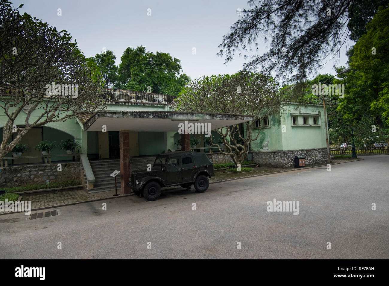 Il D67 la guerra è il quartier generale per l'esercito vietnamita del nord ad Hanoi, Vietnam. L'ingresso posteriore. Foto Stock