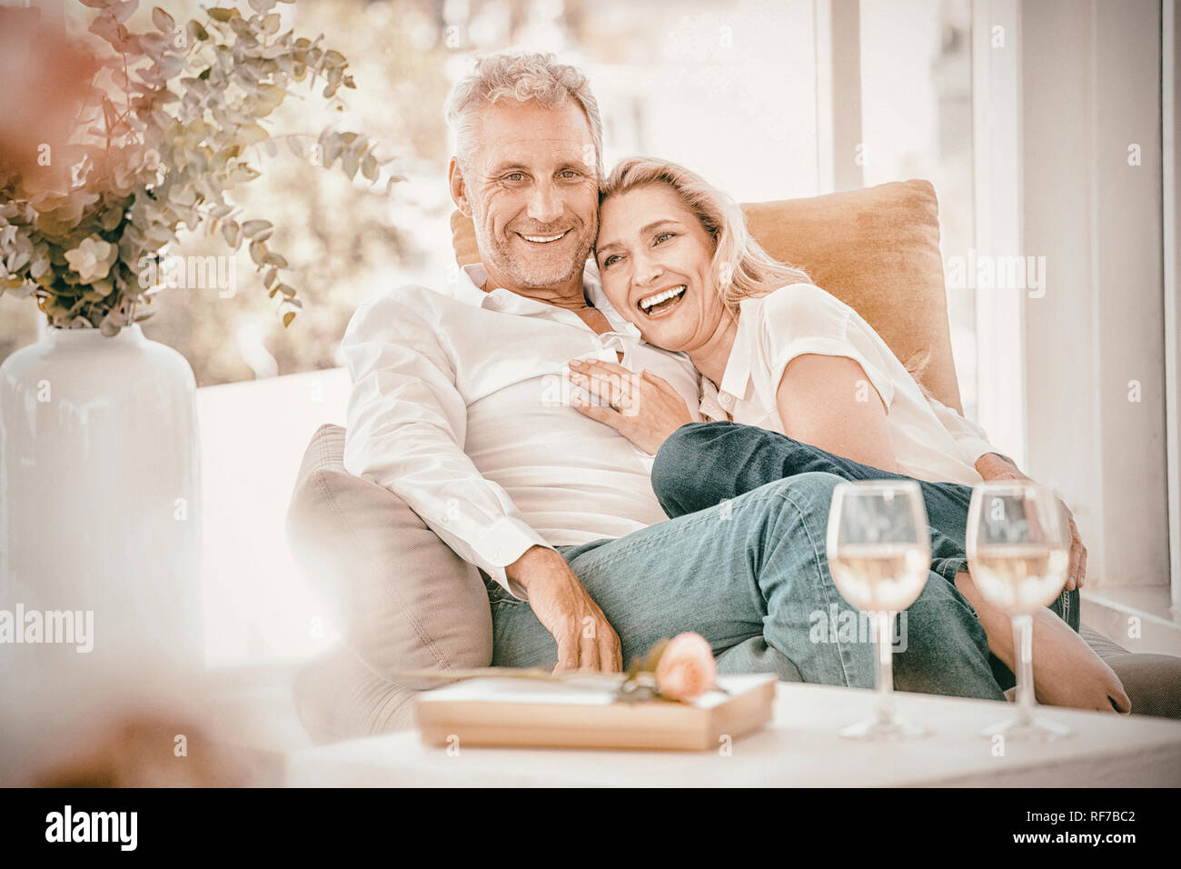 Romantica felice coppia matura seduta sulla poltrona Foto Stock