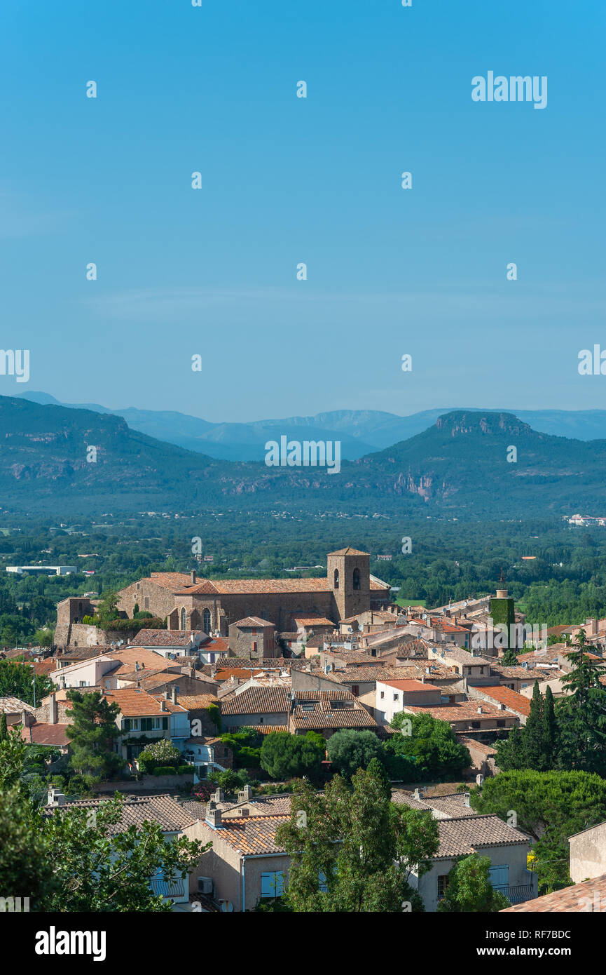 Paesaggio con la chiesa Saint-Pierre-Saint-Paul, Roquebrune-sur-Argens, Var, Provence-Alpes-Côte d'Azur, in Francia, in Europa Foto Stock