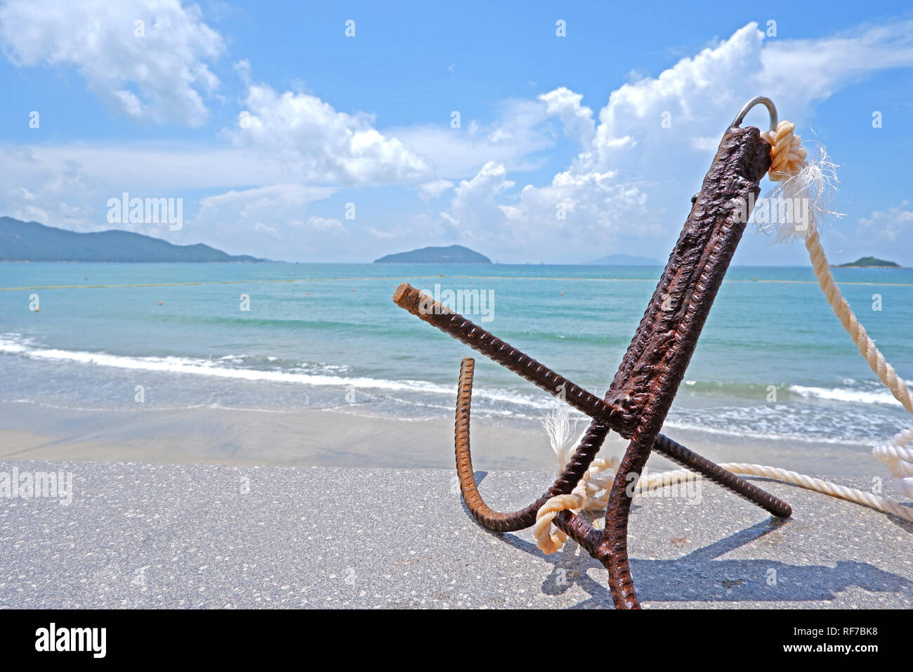 La barca ancoraggio, cielo blu, nuvola bianca, montagna, beach ocean con wave Foto Stock