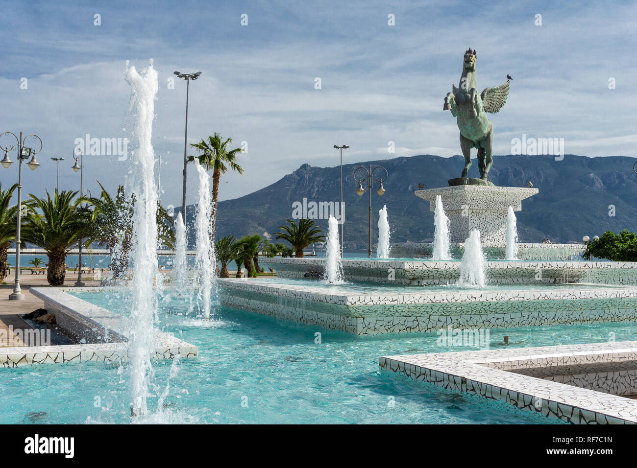 Una statua di Pegasus, il mitico cavallo alato, emblema della città e fontane decorare Pegasus piazza di Corinto, settentrionale, Peloponneso. La Grecia Foto Stock