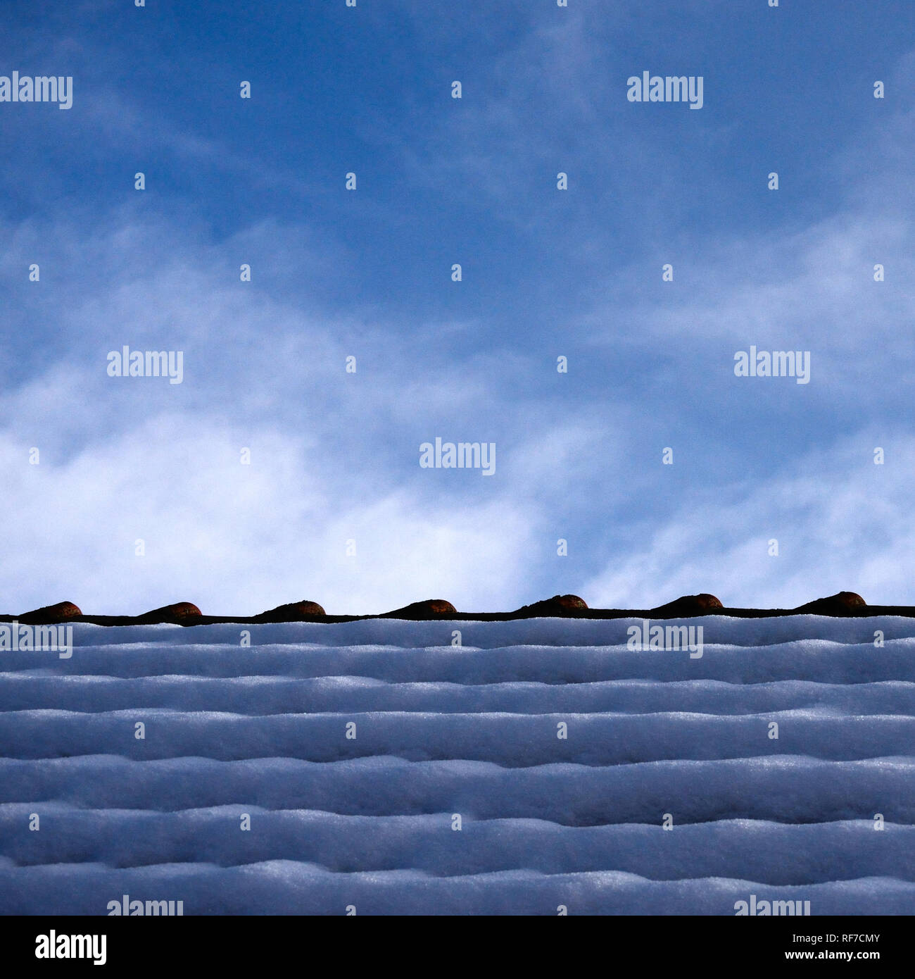 La fusione della neve sul tetto in inverno Foto Stock