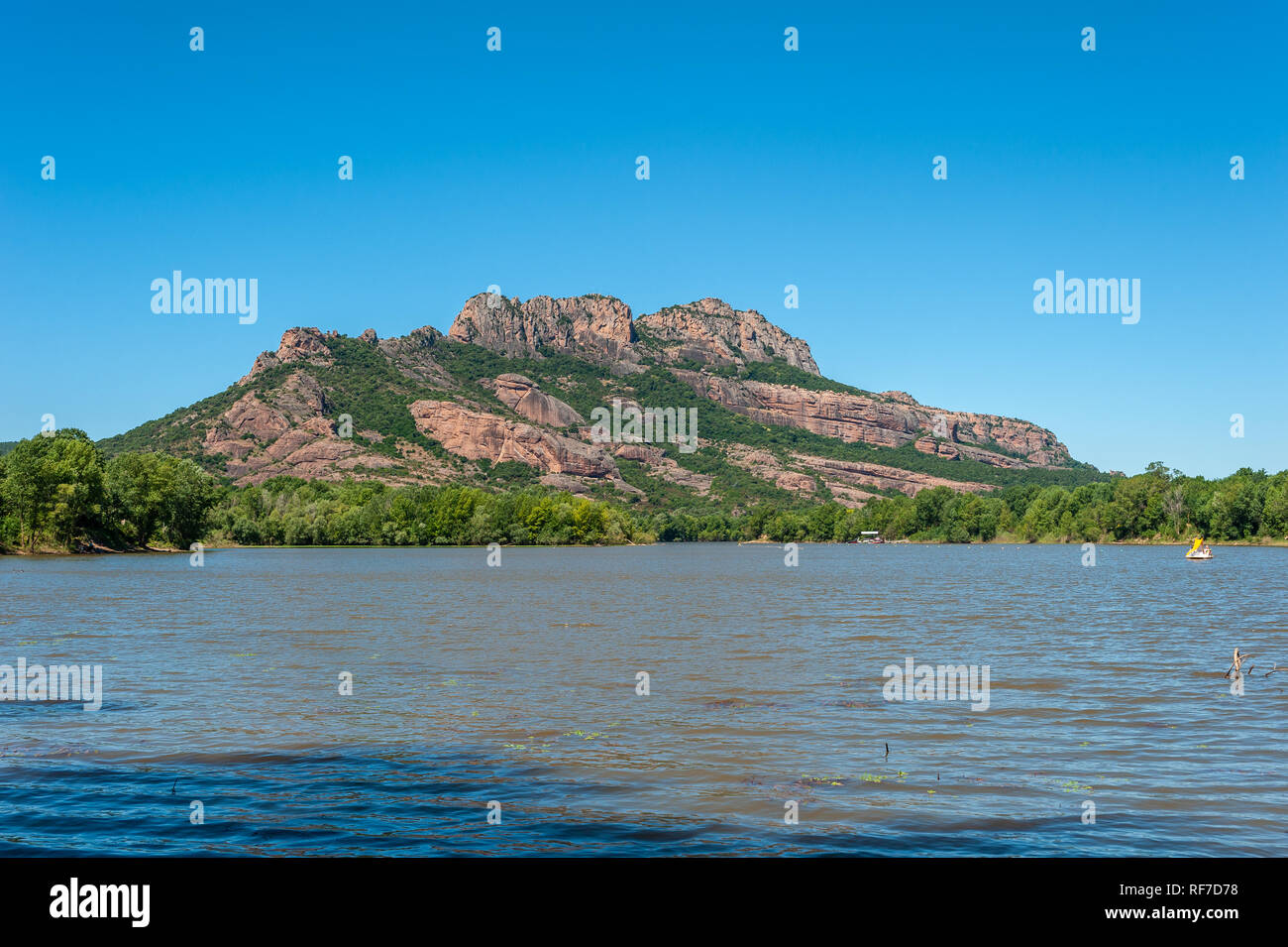 Paesaggio presso il lago Arena con la roccia di Roquebrune, Var, Provence-Alpes-Côte d'Azur, in Francia, in Europa Foto Stock