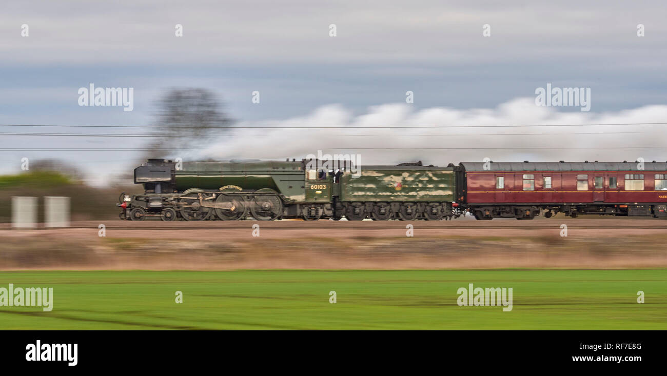 Immagine panoramica di Flying Scotsman steam loco, sulla East coast main line a sud di Selby, North Yorkshire, nell'Inghilterra del Nord, Regno Unito Foto Stock