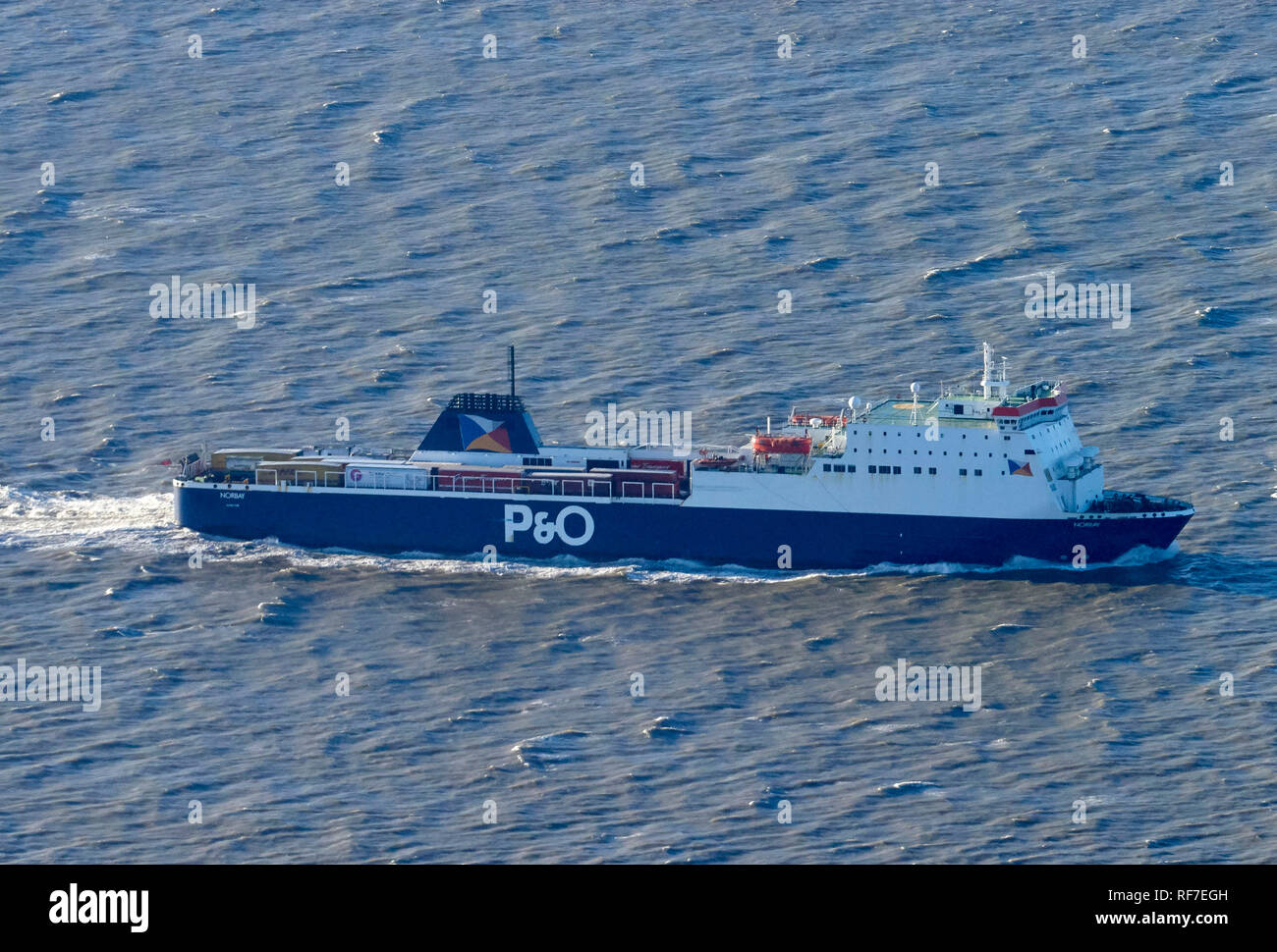 P & O Isola di Man con il traghetto, Seatruck Power, lasciando Liverpool sul fiume Mersey, North West England, Regno Unito Foto Stock